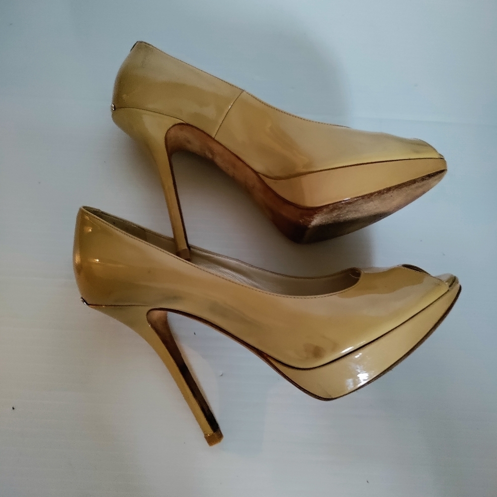 DIOR BEIGE PATENT LEATHER PEEP TOE PUMPS size 36 - Picture 8 of 10
